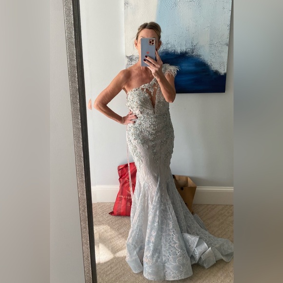 Mac Duggal, EMBROIDERED APPLIQUE FEATHERED ONE SHOULDER TRUMPET GOWN, size 8 - Picture 2 of 3